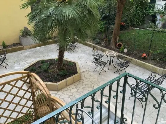 Deluxe Tek Büyük veya İki Ayrı Yataklı Oda, Balkon, Bahçe Manzaralı