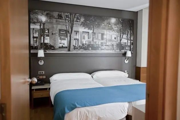 Büyük Yataklı Tek Kişilik Oda