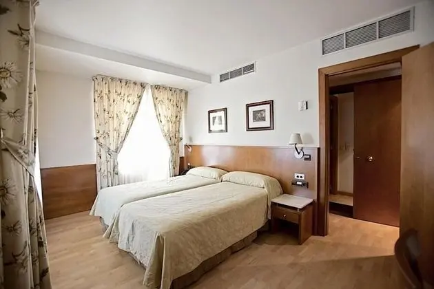 Büyük Yataklı Tek Kişilik Oda