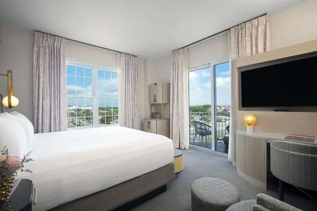 Deluxe Suite, 1 King Bed, Balcony (Junior)
