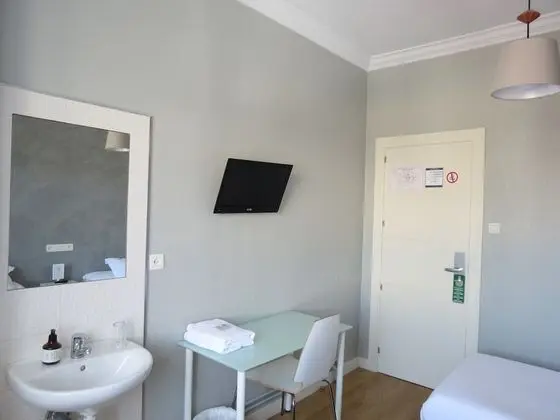 İki Ayrı Yataklı Oda, Ortak Banyo