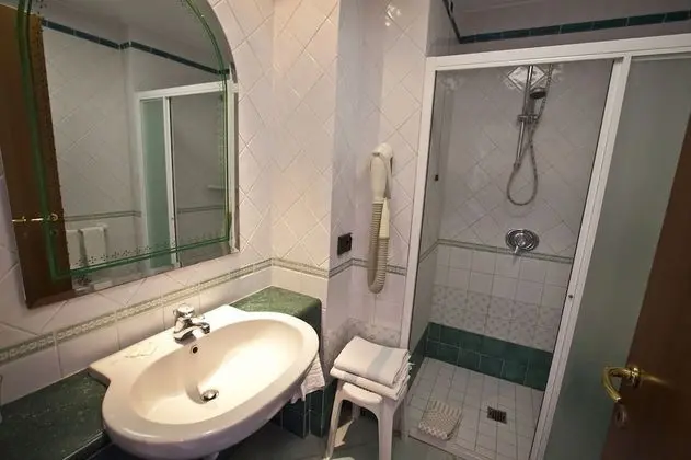 Üç Kişilik Oda