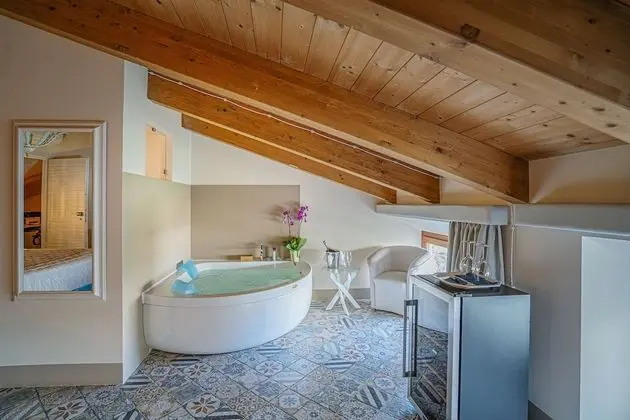 Luxury Oda