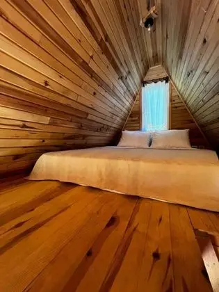 https://images.odamax.com/img/1024x768/odamax/image/upload/Donki_ot_Pansiyon_202606061407230_BUNGALOW_ODA_YATAK_ODASI.jpg