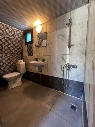https://images.odamax.com/img/1024x768/odamax/image/upload/Donki_ot_Pansiyon_202606061407233_BUNGALOW_ODA_WC.jpg