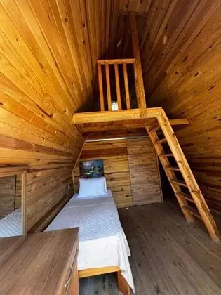 https://images.odamax.com/img/1024x768/odamax/image/upload/Donki_ot_Pansiyon_202606061407235_BUNGALOW_ODA_I_C_MEKAN.jpg