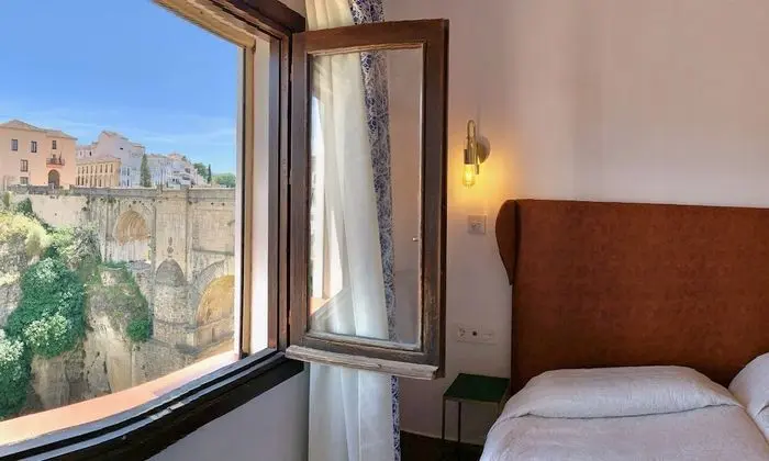 Standard Tek Büyük Yataklı Oda ( Ventana al Puente Nuevo)