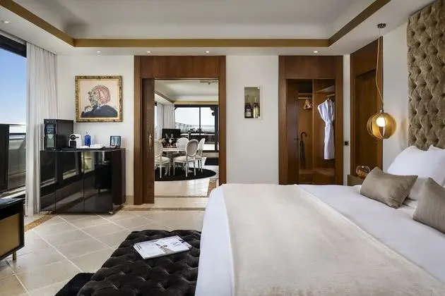 Suite Penthouse Moet Chandon (Red Level Lounge Access)