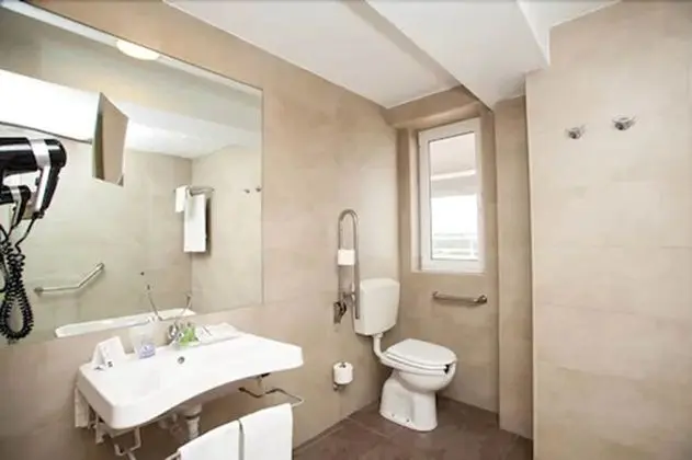 Tek Büyük Yataklı Oda, Balkon, Avlu Manzaralı