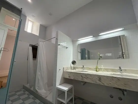 Tek Büyük Yataklı Oda, Ortak Banyo