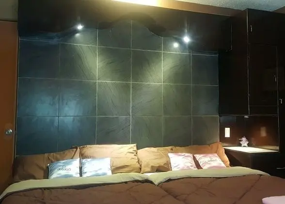 Deluxe Tek Büyük Yataklı Oda, 2 Yatak Odası, Sigara İçilebilir, Kısmi Deniz Manzarası