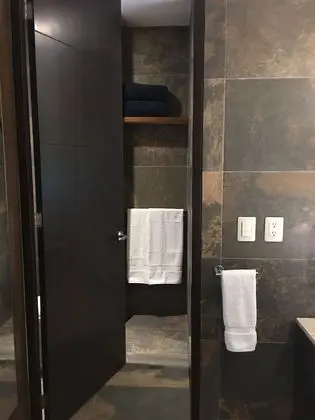 Panoramic Tek Büyük Yataklı Oda, Balkon, Göl Manzaralı
