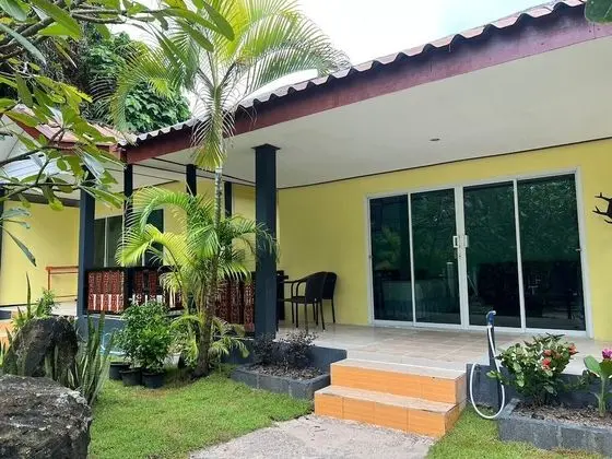 Deluxe Cottage with Twin Beds and Garden View