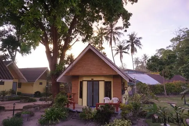 Deluxe Cottage with Twin Beds and Garden View