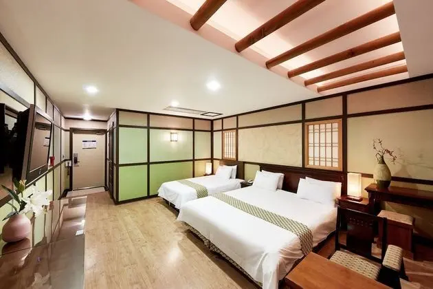 Standard Twin(1 Double+1Single Bed) Extra person to be paid upon check in-10,000 KRW