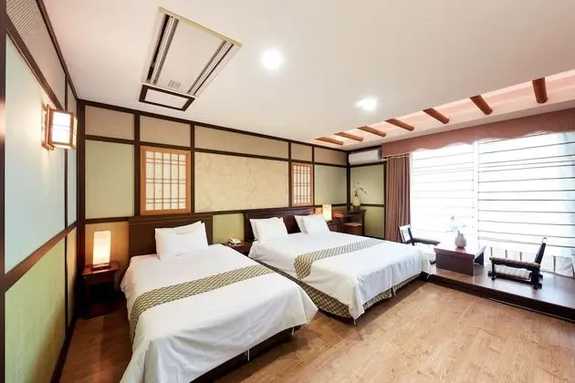 Standard Twin(1 Double+1Single Bed) Extra person to be paid upon check in-10,000 KRW
