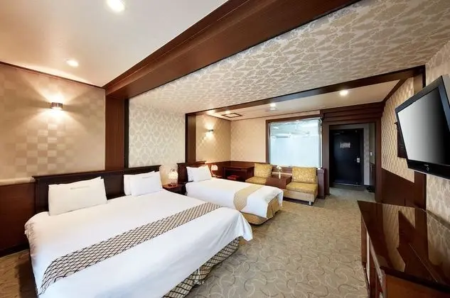Standard Twin(1 Double+1Single Bed) Extra person to be paid upon check in-10,000 KRW