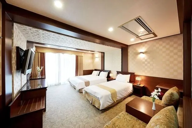 Standard Twin(1 Double+1Single Bed) Extra person to be paid upon check in-10,000 KRW