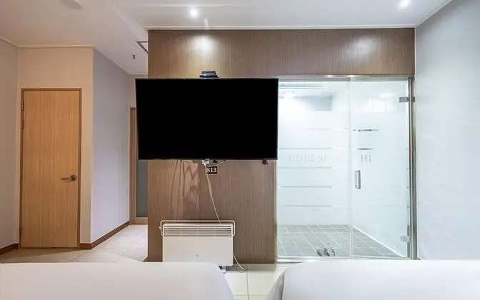 Oda (Deluxe B (65" Smart TV/Netflix a)