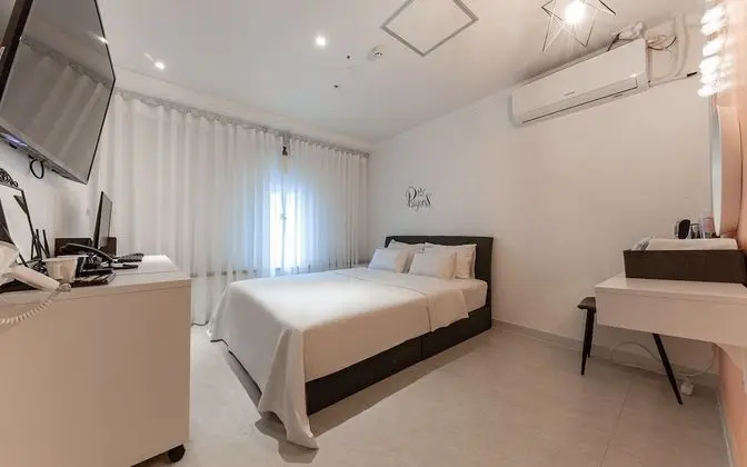 Oda (Romantic Room)