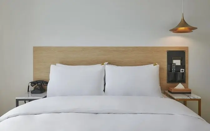 Oda (Deluxe (TV Queen Bed Air Purifier Bid)