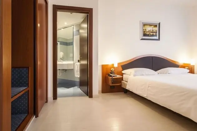 Büyük Yataklı Tek Kişilik Oda