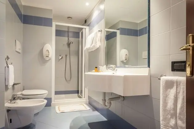 Büyük Yataklı Tek Kişilik Oda