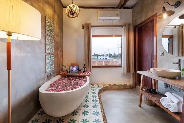 One-Bedroom Suite - Free Pickup