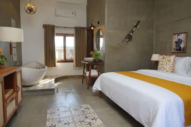 One-Bedroom Suite - Free Pickup