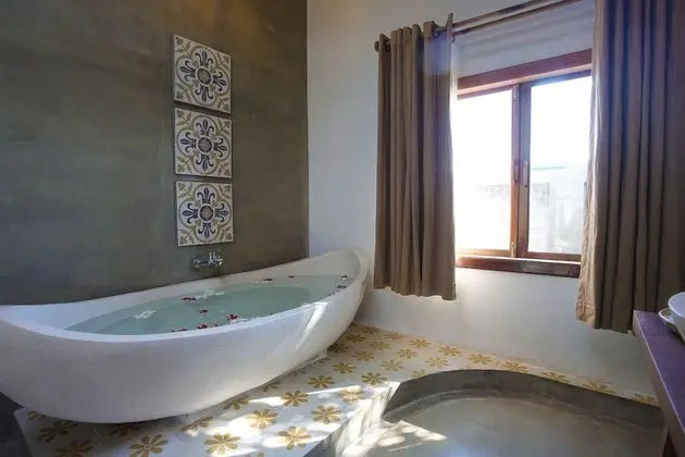 One-Bedroom Suite - Free Pickup
