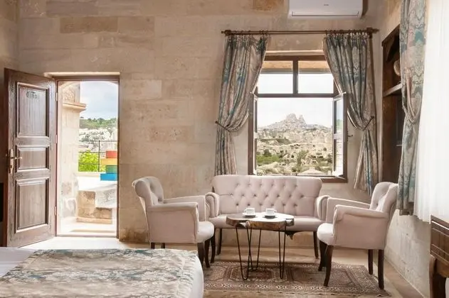 https://images.odamax.com/img/1024x768/odamax/image/upload/Doors_Of_Cappadocia_202509101420124_2.jpg