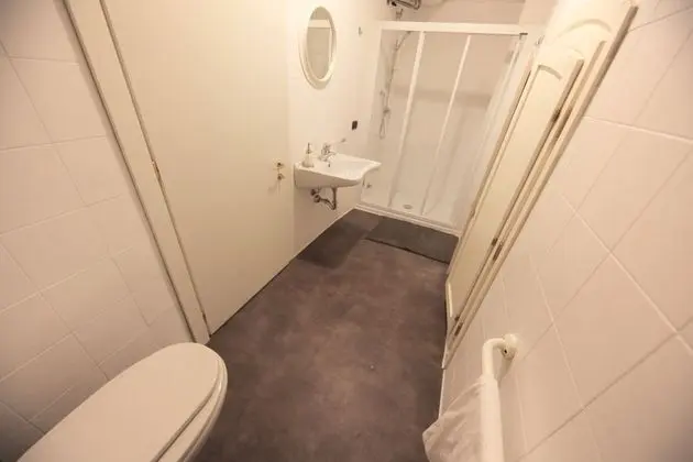Üç Kişilik Oda, Ortak Banyo