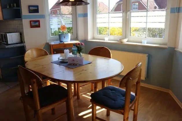 Ev (Zum Hallenbad 19)