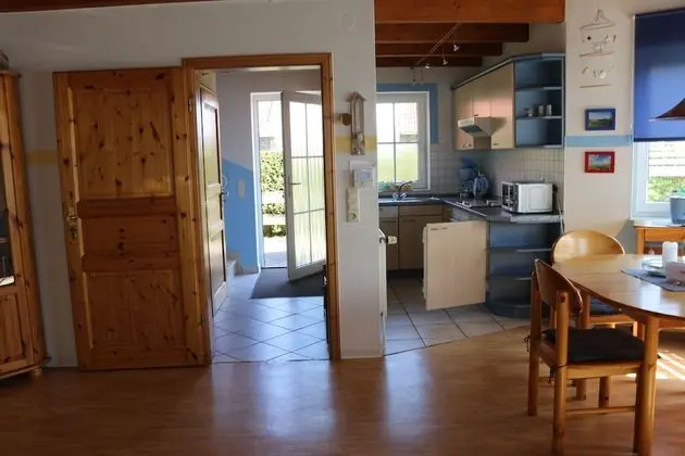 Ev (Zum Hallenbad 19)