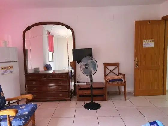 Tek Büyük Yataklı Oda, Ortak Banyo (3)