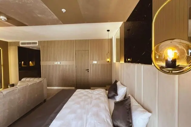 Suite, Deniz veya Kara Manzaralı, Fransız Balkonlu