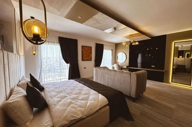 Suite, Deniz veya Kara Manzaralı, Fransız Balkonlu