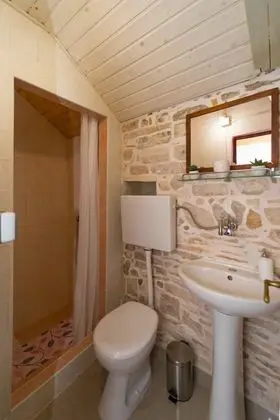 Ev (Doria - perfect location & peaceful -)