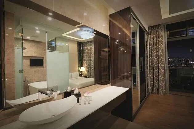 Studio Queen Room @ Residences