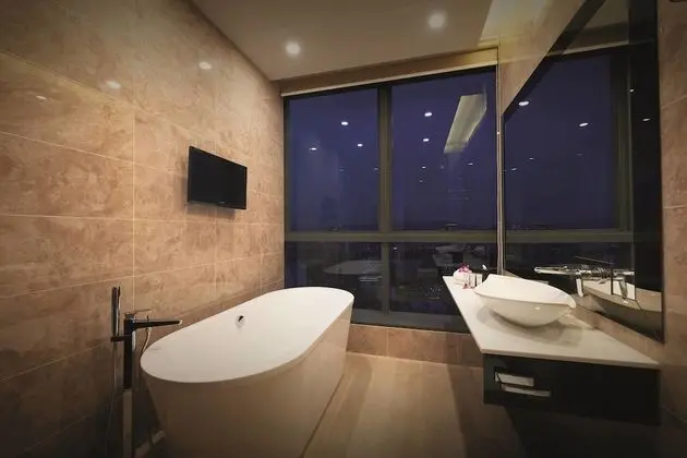 Two Bedroom Premier Suite Queen+ Single @ Residences