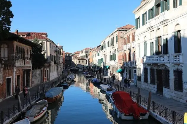 Tek Büyük veya İki Ayrı Yataklı Oda, Kanal Manzaralı