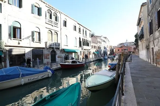 Tek Büyük veya İki Ayrı Yataklı Oda, Kanal Manzaralı