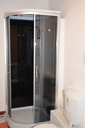 Tek Büyük veya İki Ayrı Yataklı Oda, Kanal Manzaralı