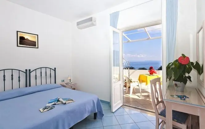 Tek Büyük veya İki Ayrı Yataklı Oda, Deniz Manzaralı