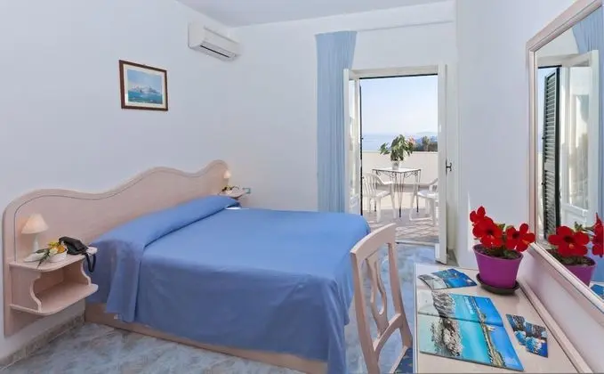 Tek Büyük veya İki Ayrı Yataklı Oda, Deniz Manzaralı