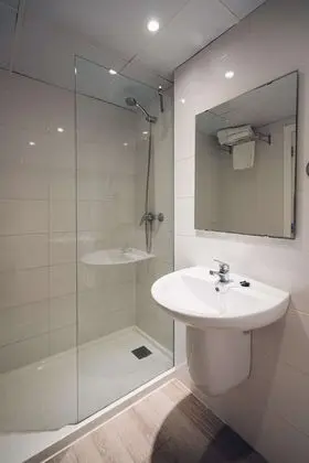 Standard Tek Büyük Yataklı Oda, Havuz Manzaralı