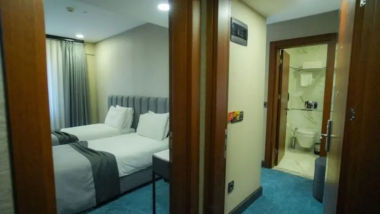 Family Tek Büyük veya İki Ayrı Yataklı Oda (Two Connecting)