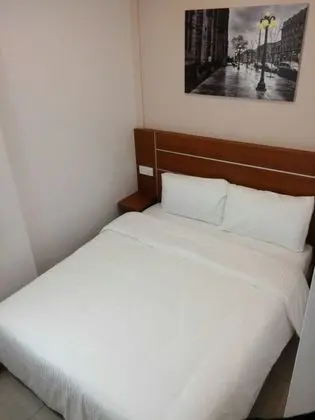 Tek Büyük Yataklı Oda (Premiere)