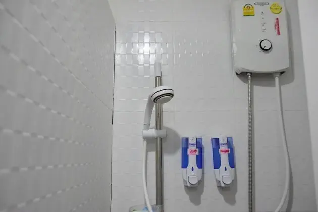 Mixed Dormitory, Shared Bathroom