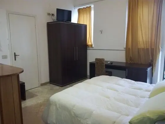 Tek Büyük veya İki Ayrı Yataklı Oda, Küçük Mutfak